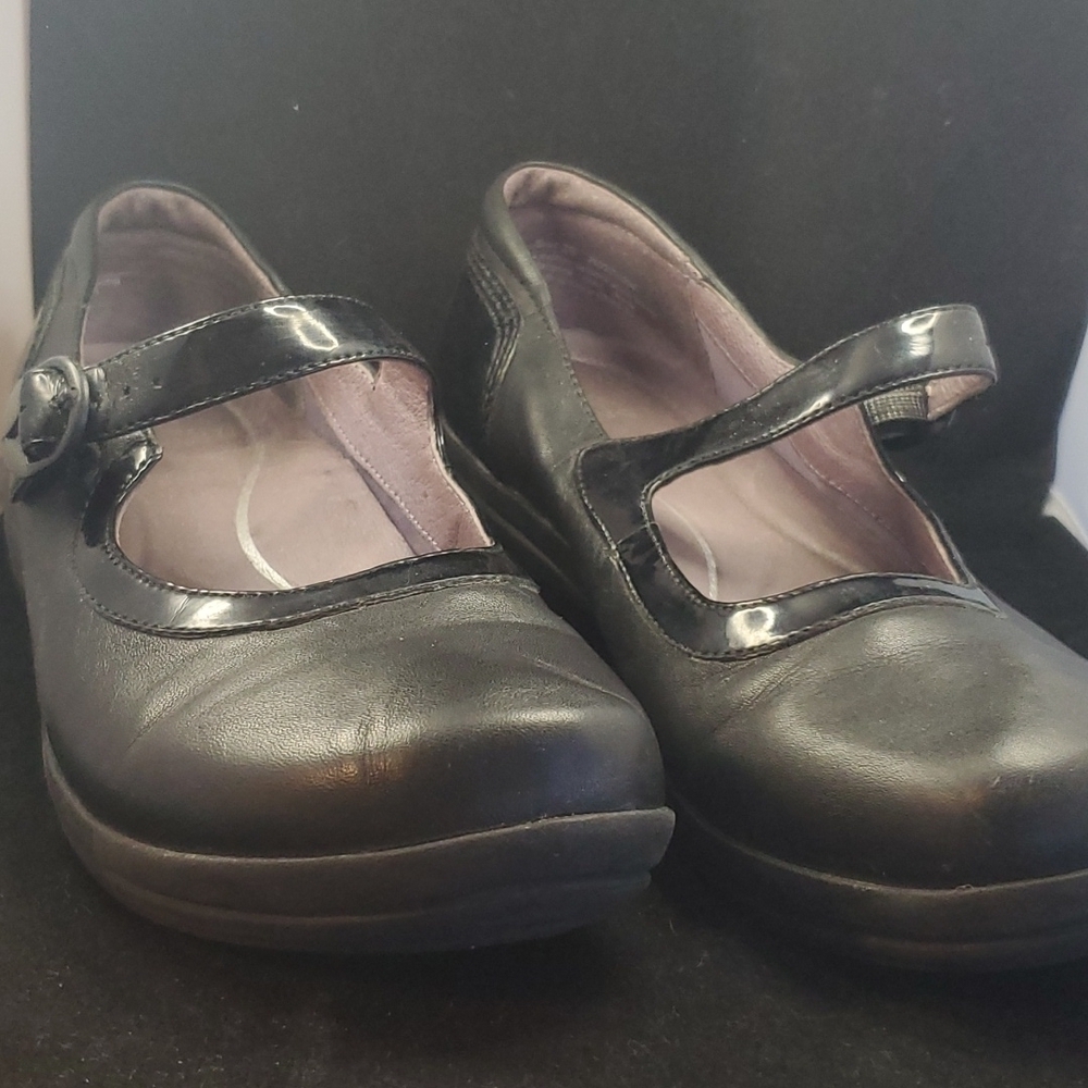 Dansko Black Mary Jane Flats w/Patent Leather Detail SZ 8